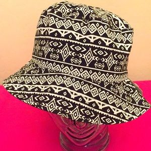 ONLY 1! Reversible Black & White Print Bucket Hat